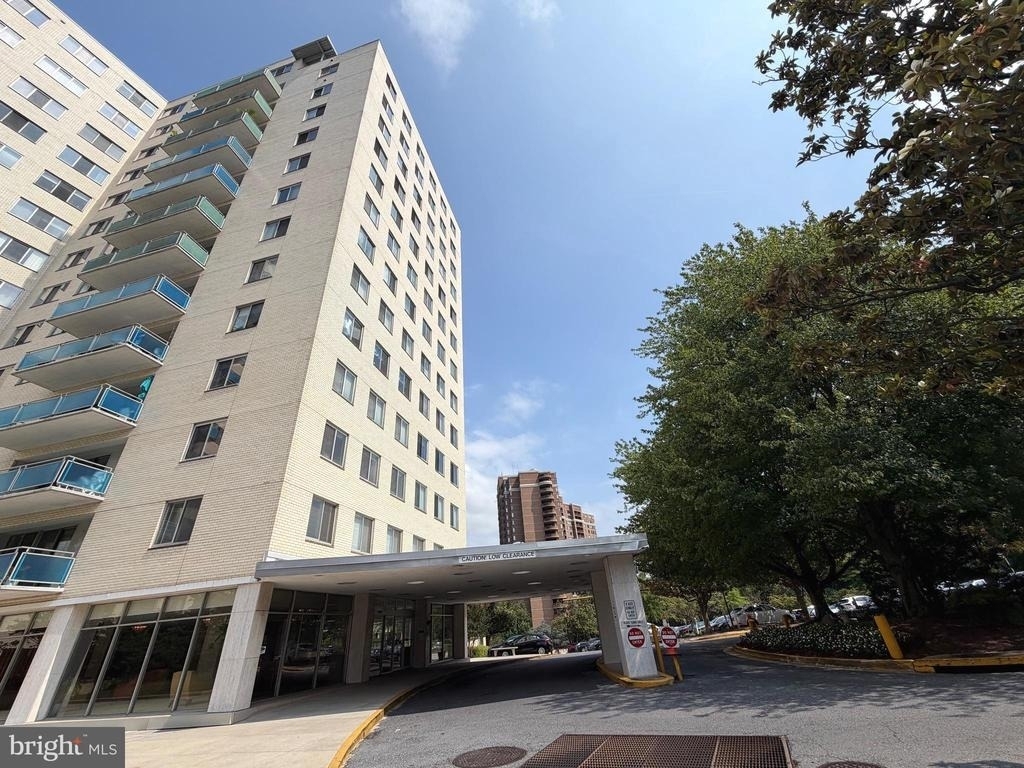 10201 Grosvenor Place - Photo 31