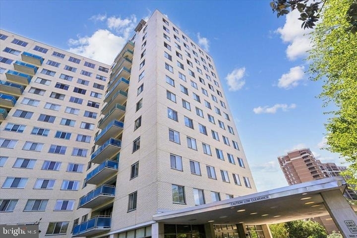 10201 Grosvenor Place - Photo 0