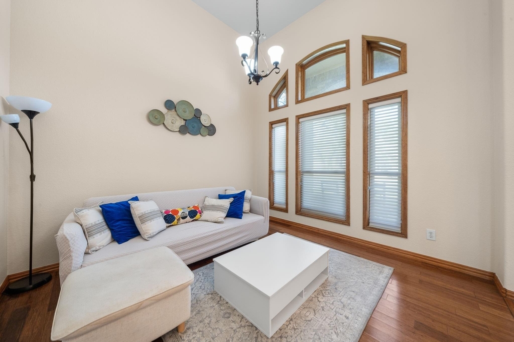 1512 Amelia Dr - Photo 3