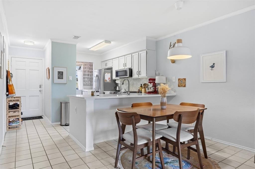 2215 Post Rd - Photo 2