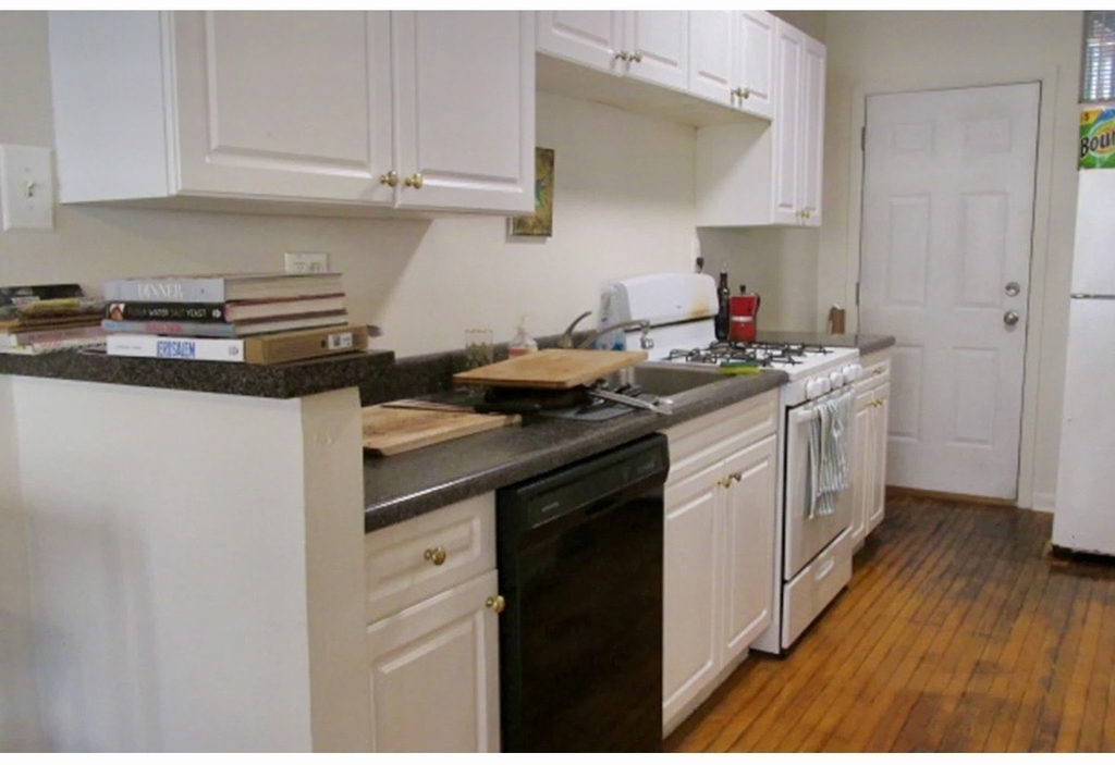 724 W Roscoe Street - Photo 3