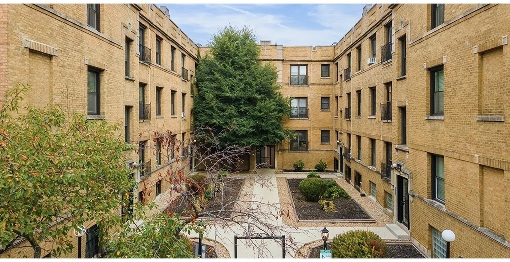 724 W Roscoe Street - Photo 1