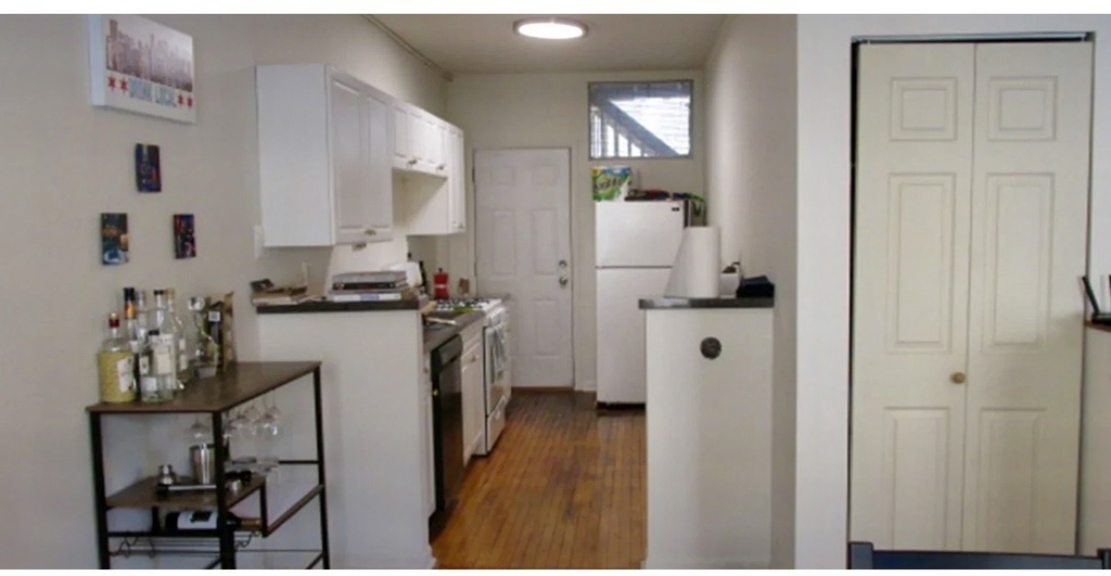 724 W Roscoe Street - Photo 2