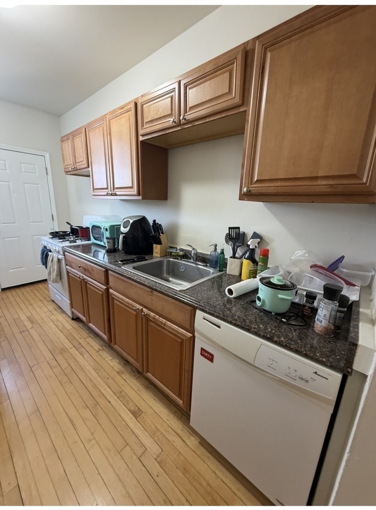 732 W Roscoe Street - Photo 2