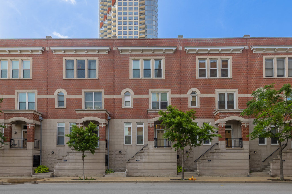 419 W Grand Avenue - Photo 0