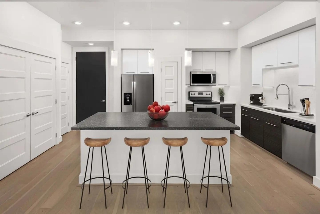 2727 Travis Street - Photo 2