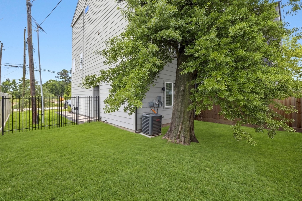 1404 Mansfield Street - Photo 1