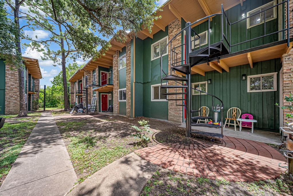 411 Avenue A - Photo 2
