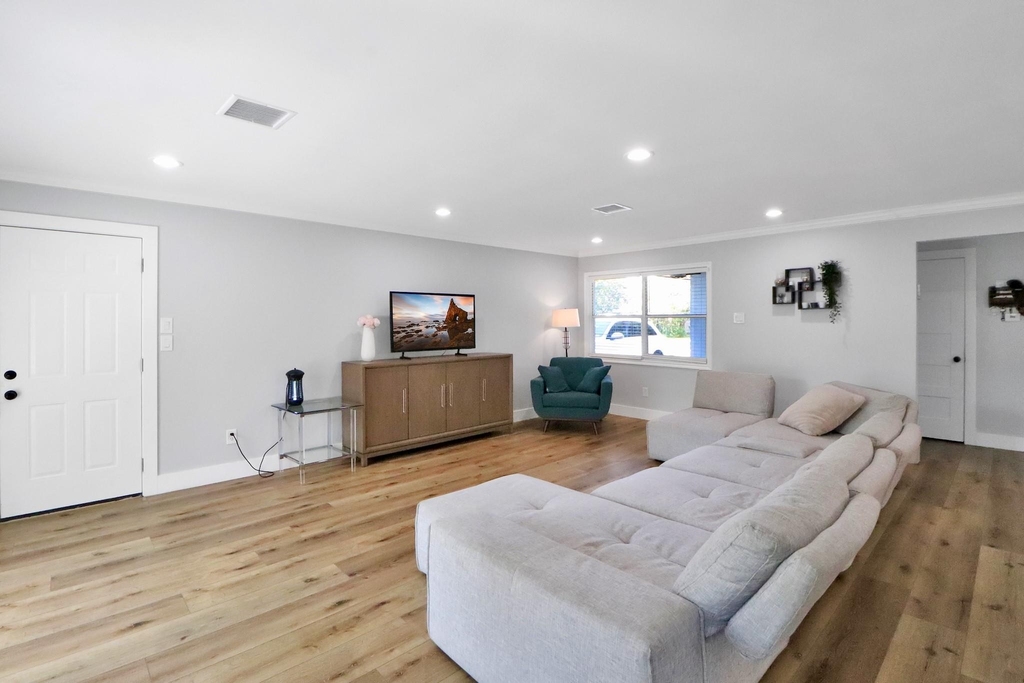 6111 Shadow Crest Street - Photo 2