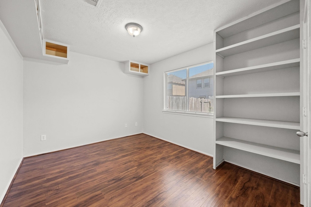 2746 Grahamwood Lane - Photo 11