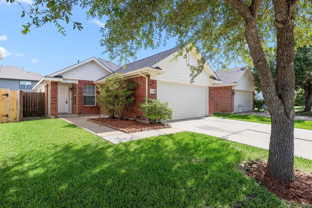 2746 Grahamwood Lane - Photo 1