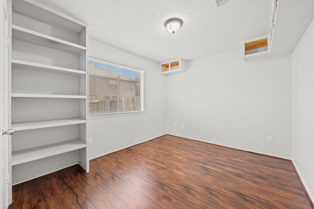 2746 Grahamwood Lane - Photo 12