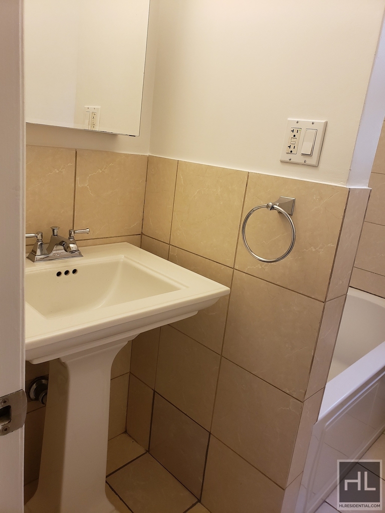 West 11th Street - Photo 4