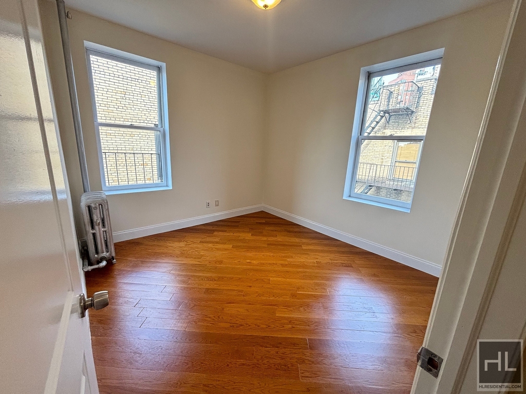 Jane St - Photo 1