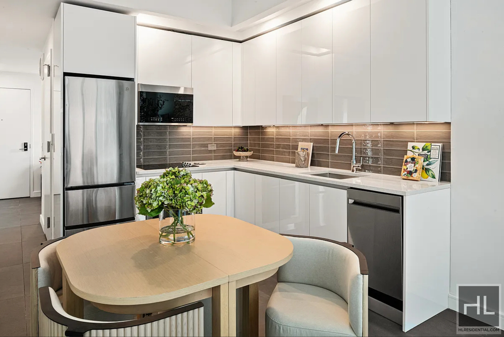 1st Avenue - Photo 3