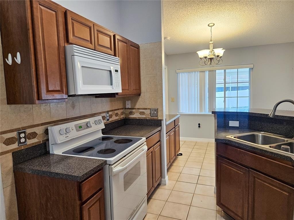 952 Trumbull Street - Photo 9
