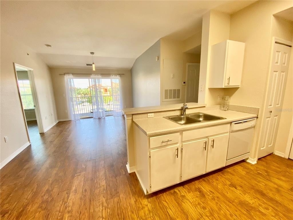 5467 Vineland Road - Photo 9