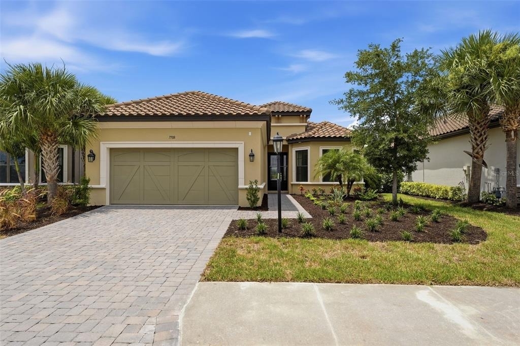 7708 Moonbeam Avenue - Photo 0