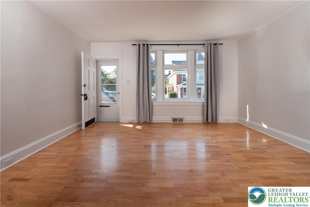 718 N New Street - Photo 2