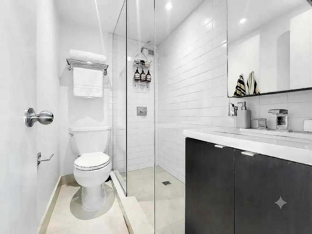 690 Greenwich  - Photo 3