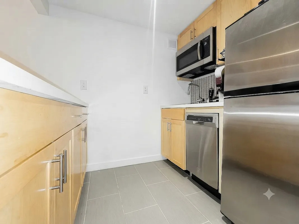 690 Greenwich  - Photo 2