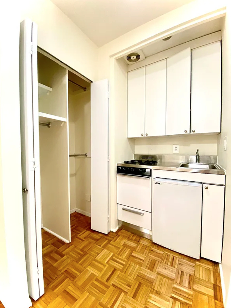East 79th Street and East End Avenue - Photo 4
