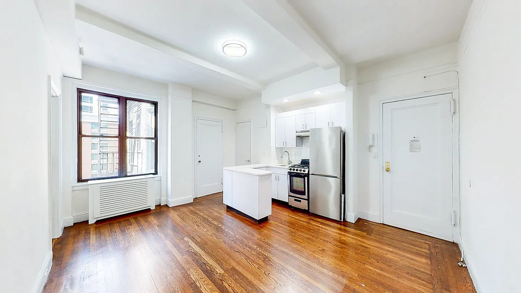 East 46th Street - Photo 3