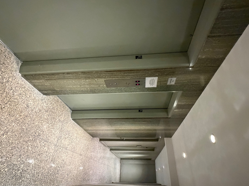 East 46th Street - Photo 9