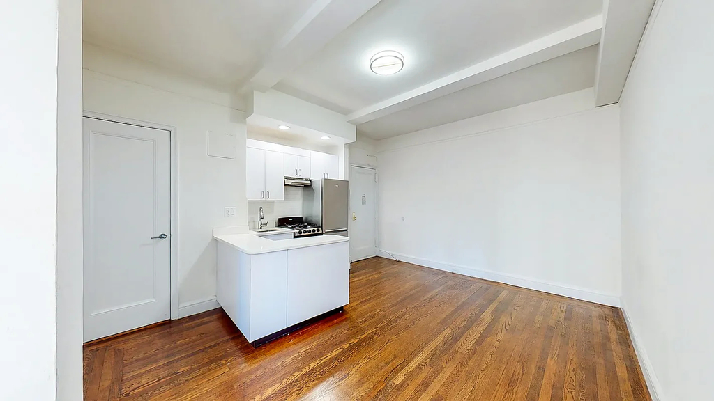 East 46th Street - Photo 6