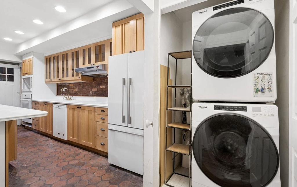212 East 11th Street - Photo 4