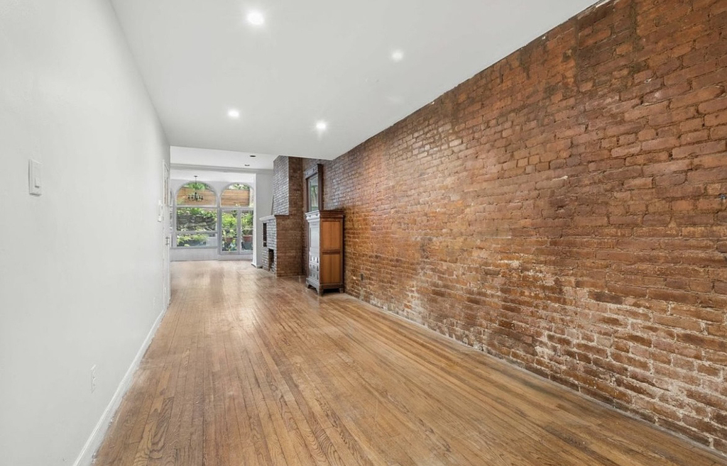 212 East 11th Street - Photo 5