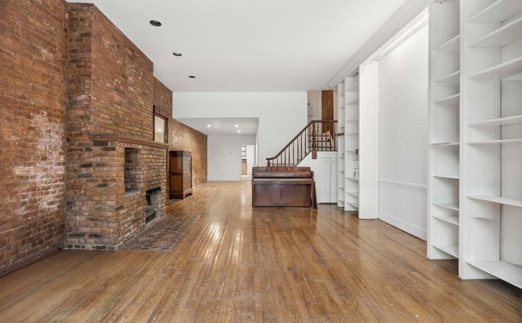 212 East 11th Street - Photo 3