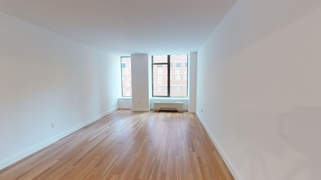 10 Hanover Square - Photo 1