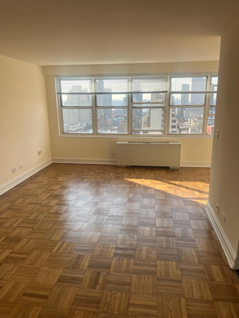 W 52nd St / 8th Avenue - Photo 3
