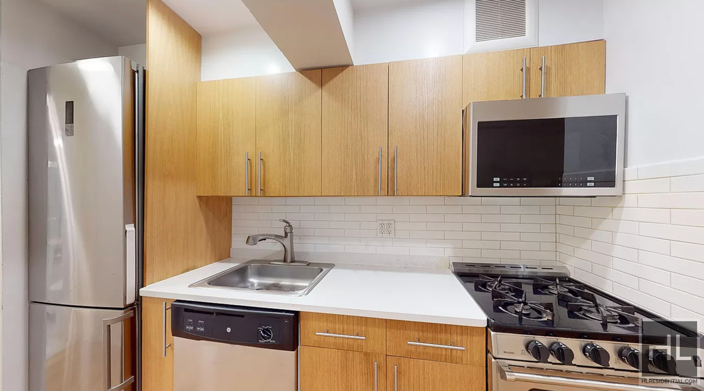 West 13 Street - Photo 2
