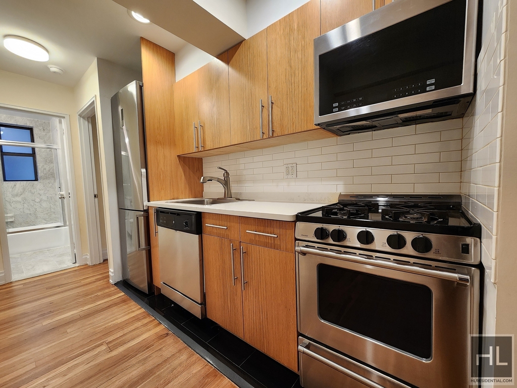 West 13 Street - Photo 3