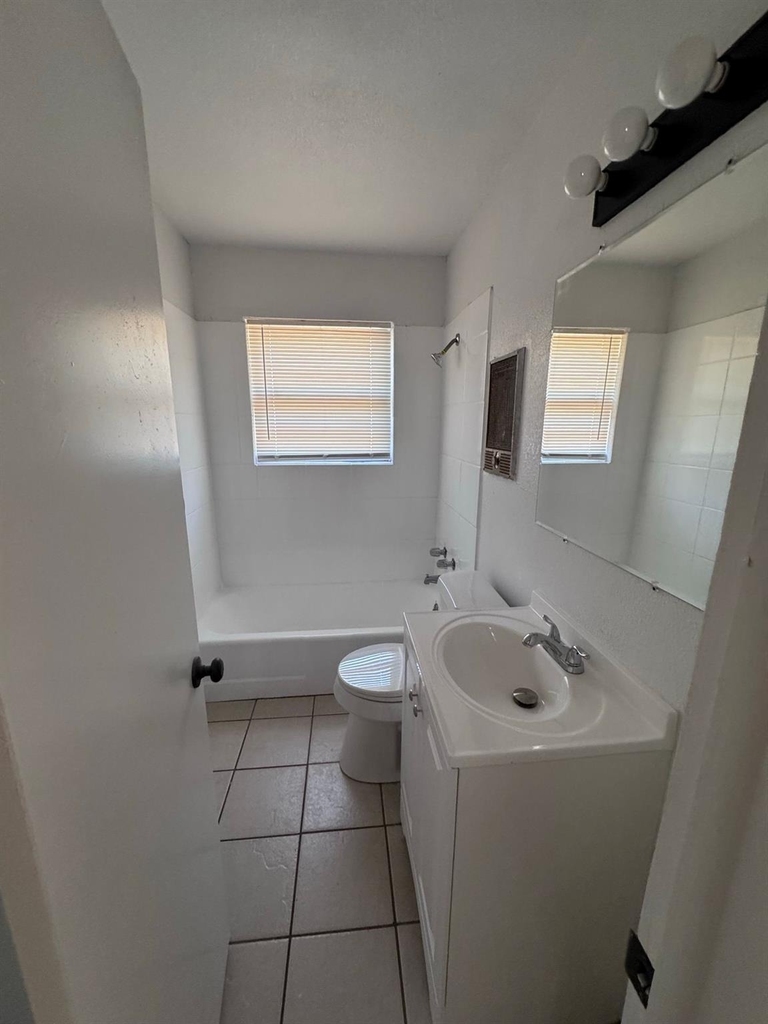 966 N La Salle Drive - Photo 12