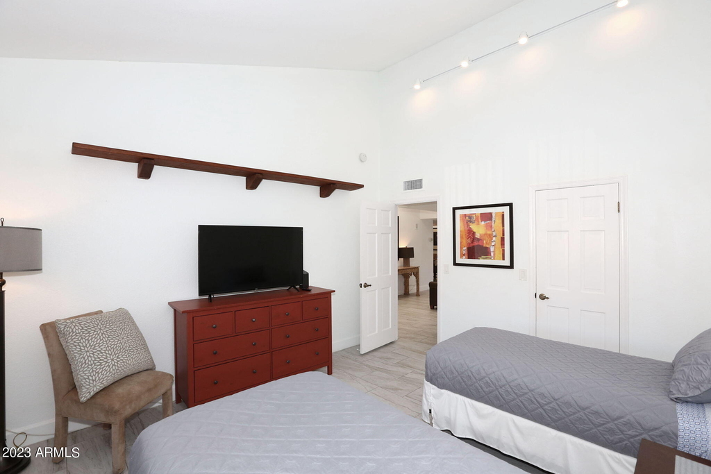 8095 E Via Del Desierto -- - Photo 16