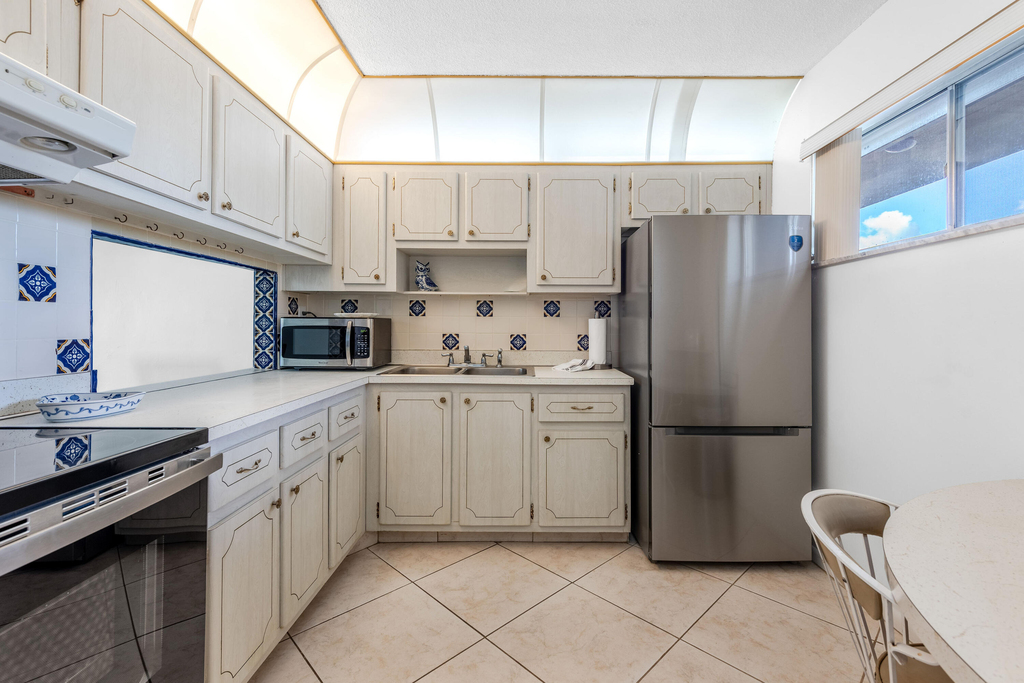 2615 Garden Drive N - Photo 5