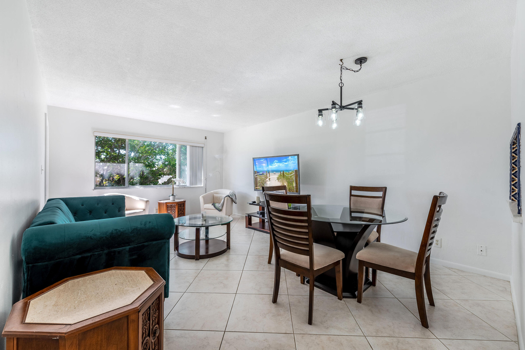 2615 Garden Drive N - Photo 2