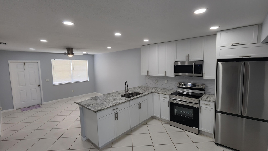 938 Sumter Road W - Photo 0