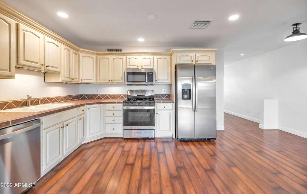 2501 E Highland Avenue - Photo 6