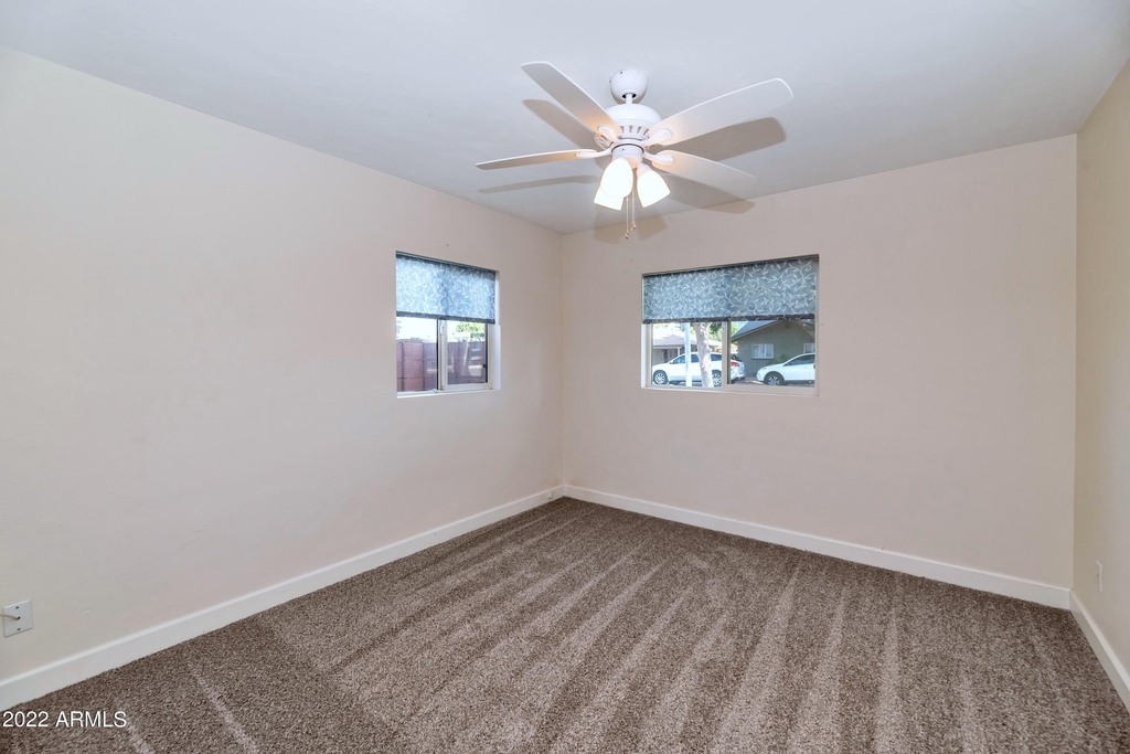 2501 E Highland Avenue - Photo 9