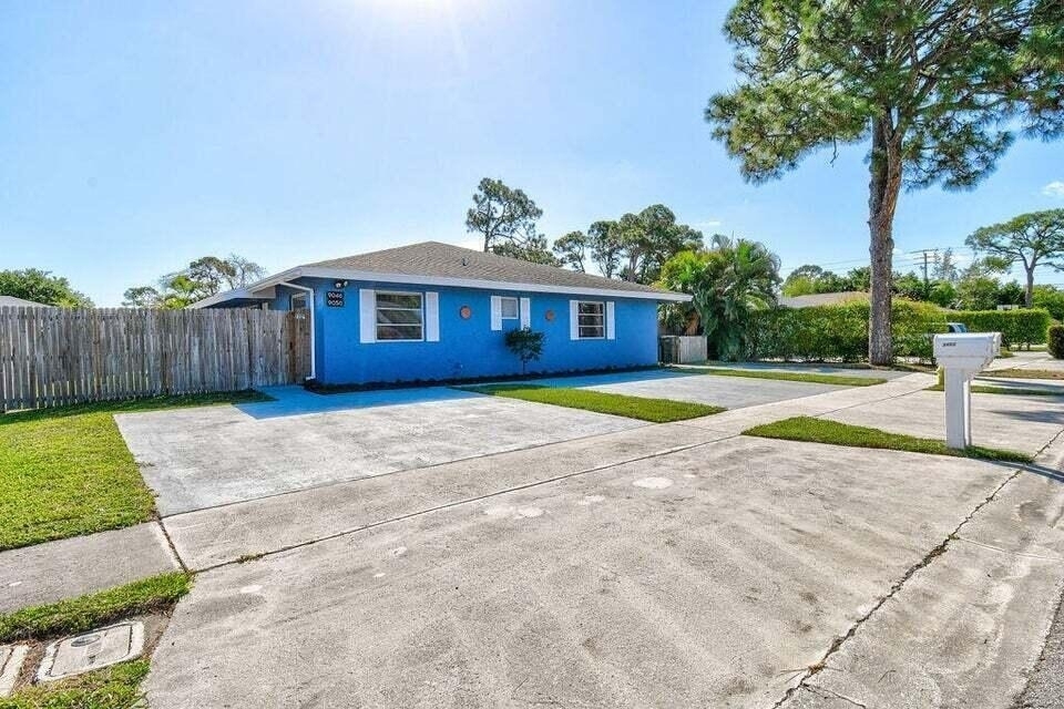 9046 E Highland Pines Boulevard E - Photo 0