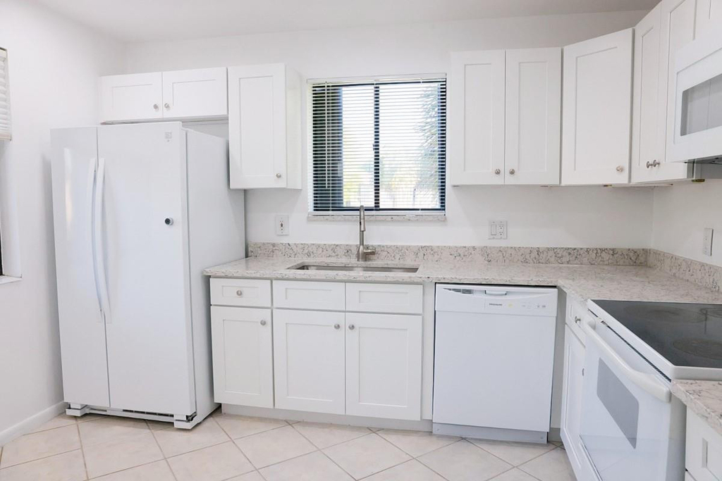428 Lakeview Drive - Photo 4