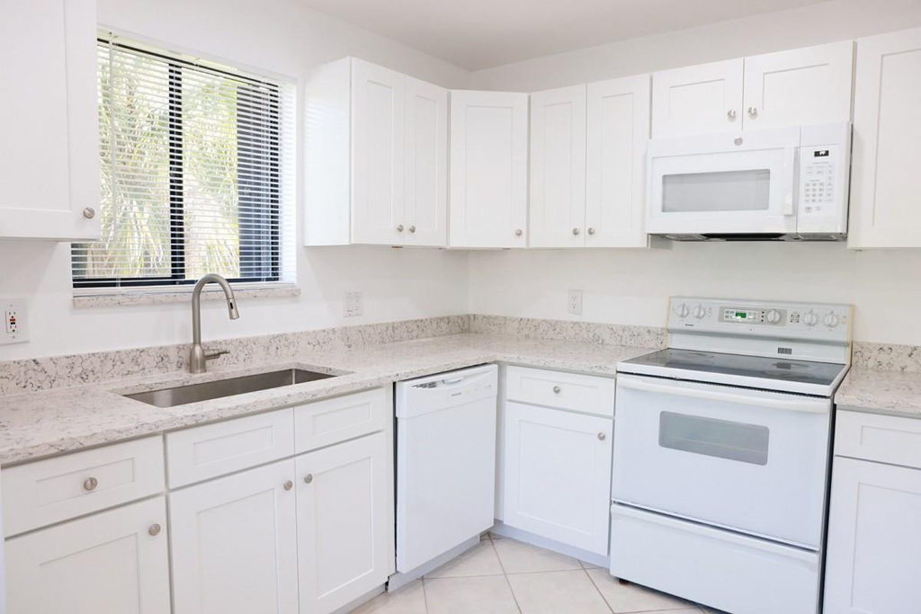 428 Lakeview Drive - Photo 3