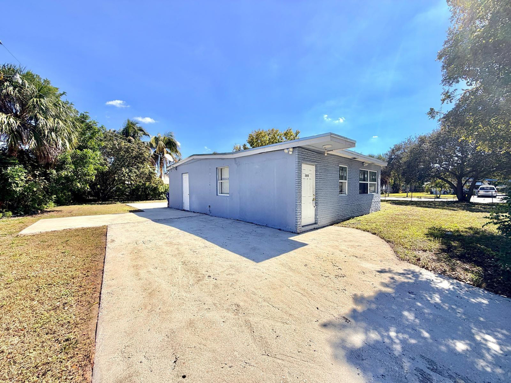 205 Nw 33rd Avenue - Photo 0