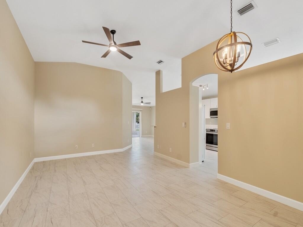 962 E 13th Square - Photo 8