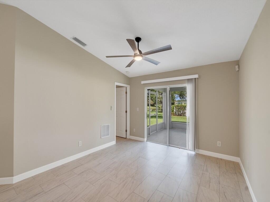 962 E 13th Square - Photo 16