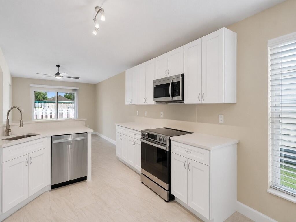 962 E 13th Square - Photo 3